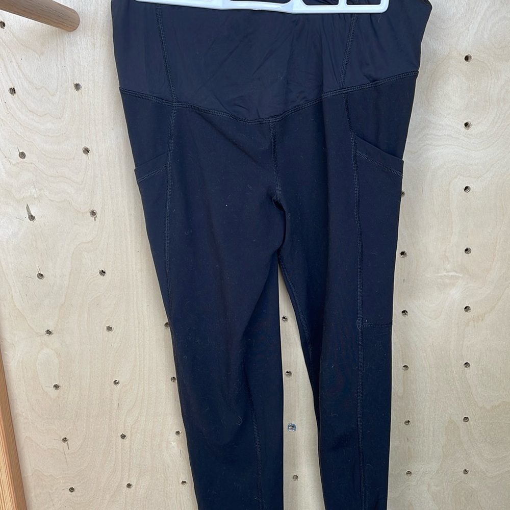 Ingrid & Isabel Maternity Black Leggings with Pockets. Size Small